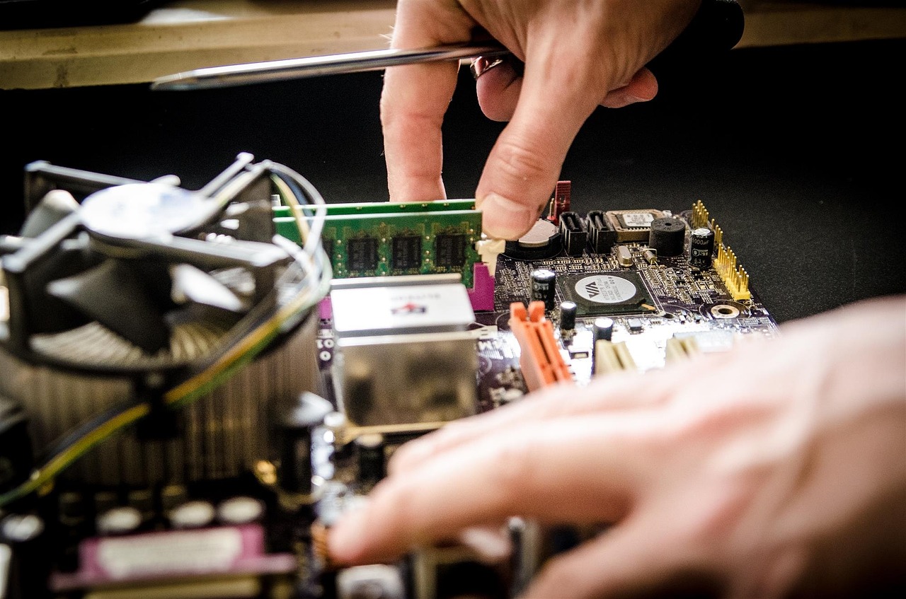 imagen de usuario instalando una memoria ram